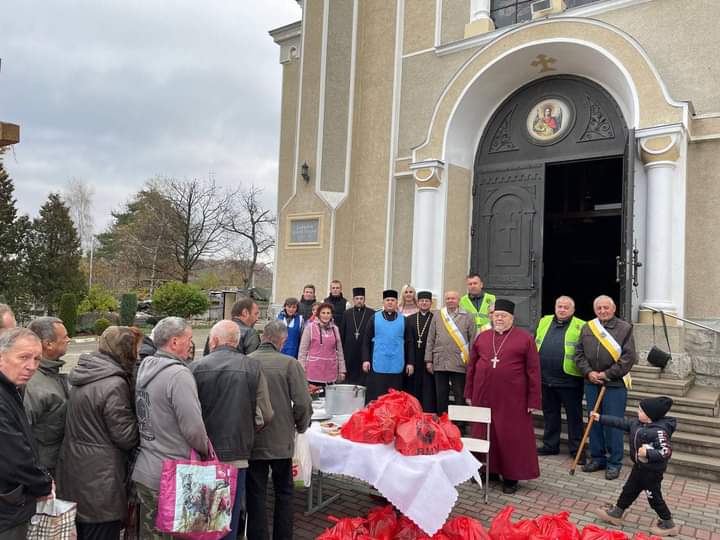 Парафіяльна спільнота роздала понад 100 обідів та 100 продуктових наборів
