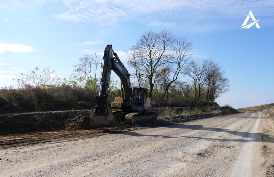 На окремих ділянках влаштують вирівнювальний шар покриття.