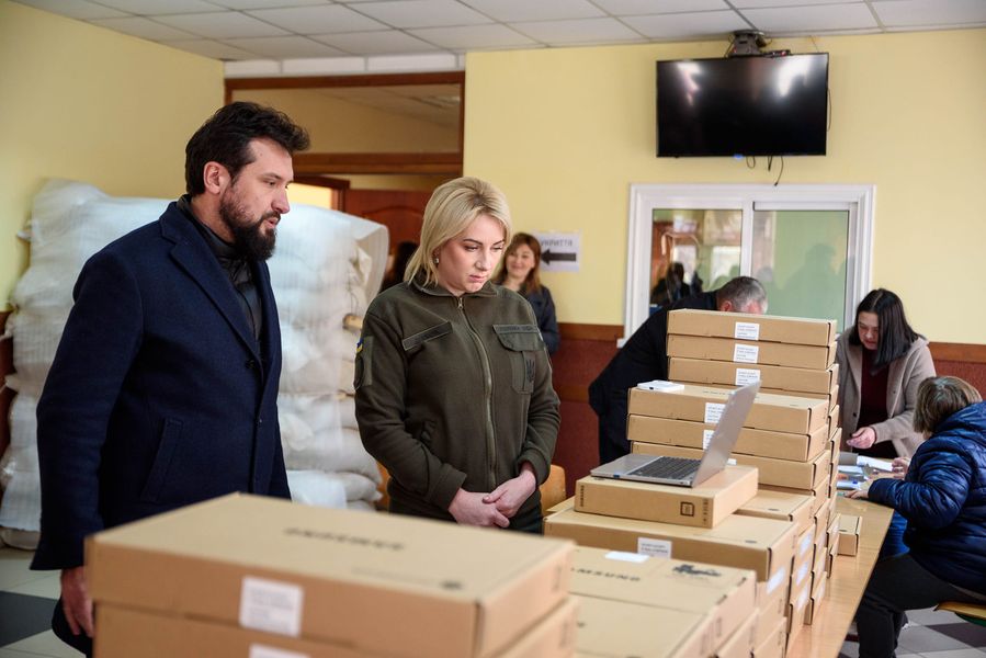 Обладнання надійшло для закладів освіти Прикарпаття в рамках національного проєкту «Ноутбук кожному вчителю». 