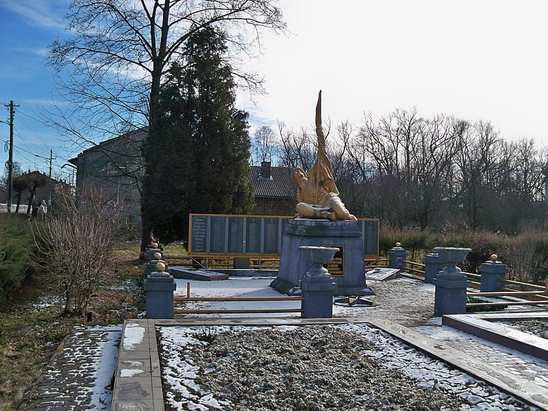 Вихід простий — якщо цей пам'ятник має баланс все ж його потрібно  демонтувати 