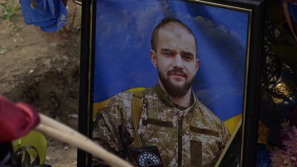 25 лютого, одразу після повномасштабного вторгнення російських військ в Україну, Тарас вирушив обороняти державу.