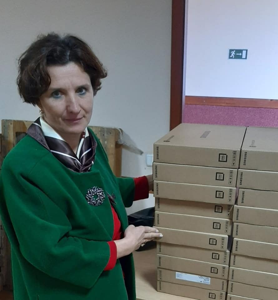 Хромбуки освітяни отримали в межах національного проєкту "Ноутбук кожному вчителю". Фото: Калуська міська рада