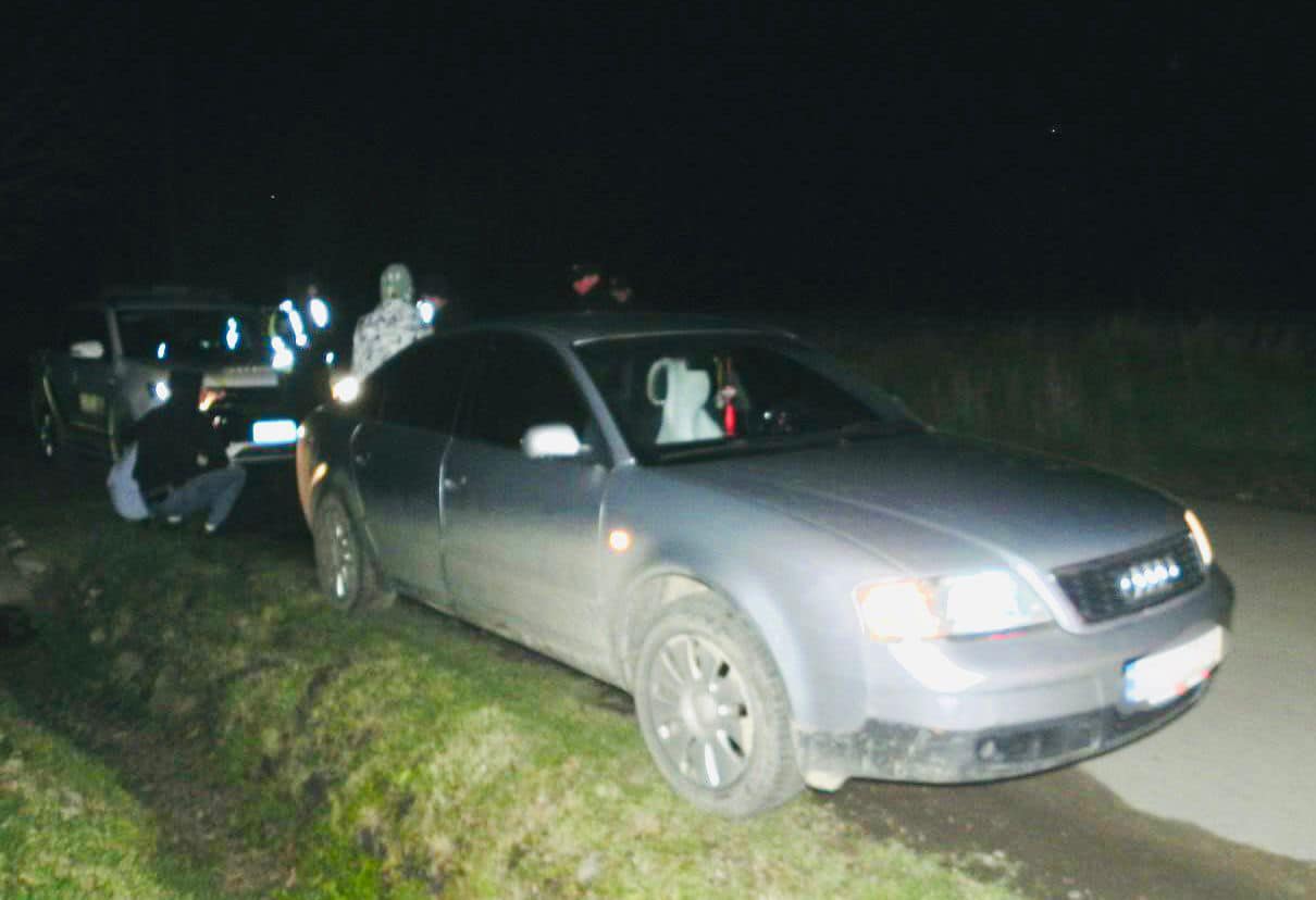 В  салоні виявили пакет з амфетаміном. Заборонені речовини належали 24-річному пасажиру іномарки