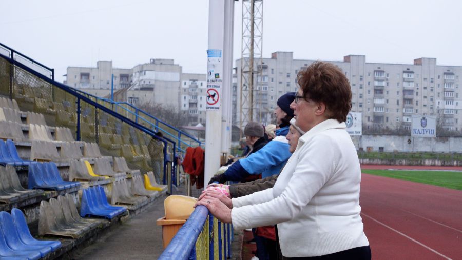 Для розтяжки замість звичного станка використали паркан і ще почали займатися скандинавською ходьбою