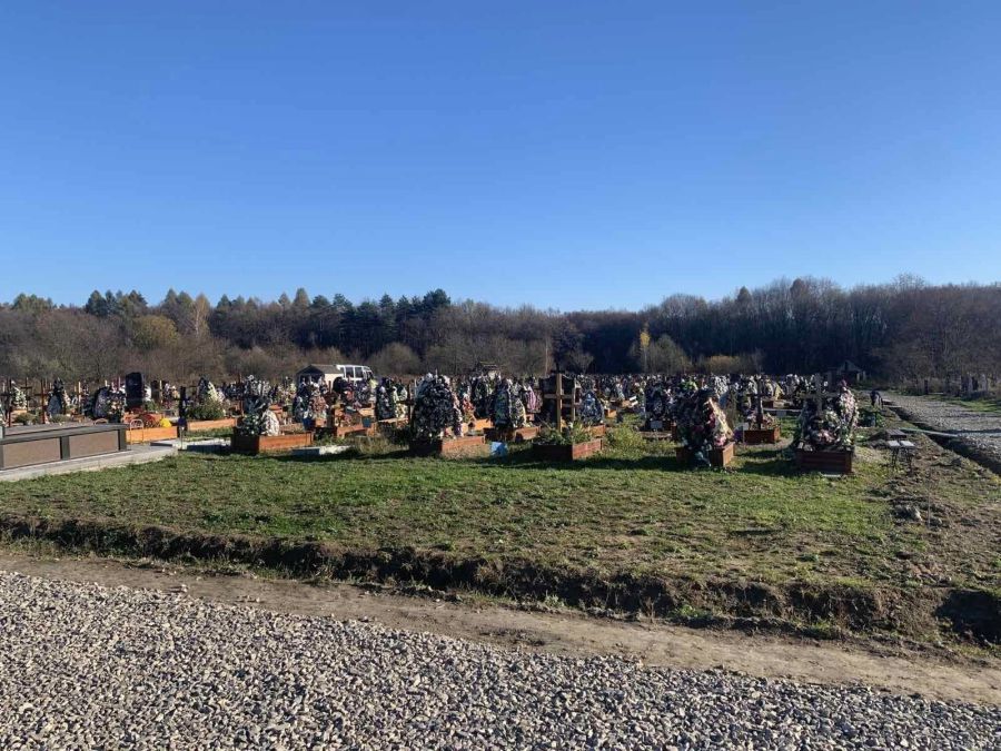 В основному договори на прибирання могил укладають родичі померлих, які перебувають за кордоном