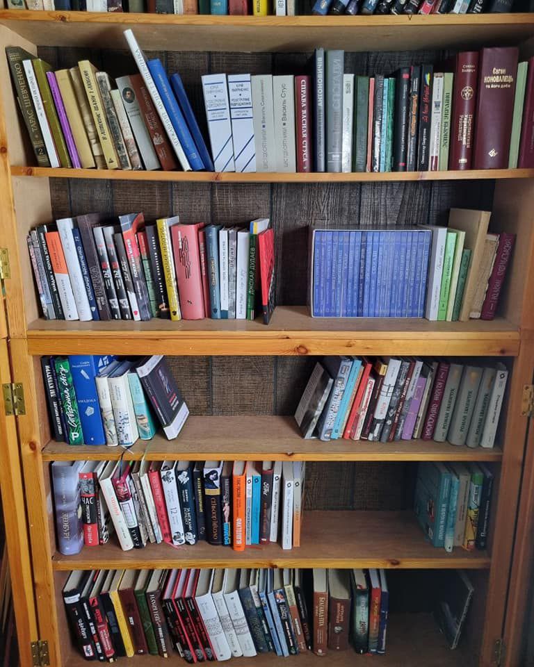 У бібліотеці полярників є найрізноманітніша література.