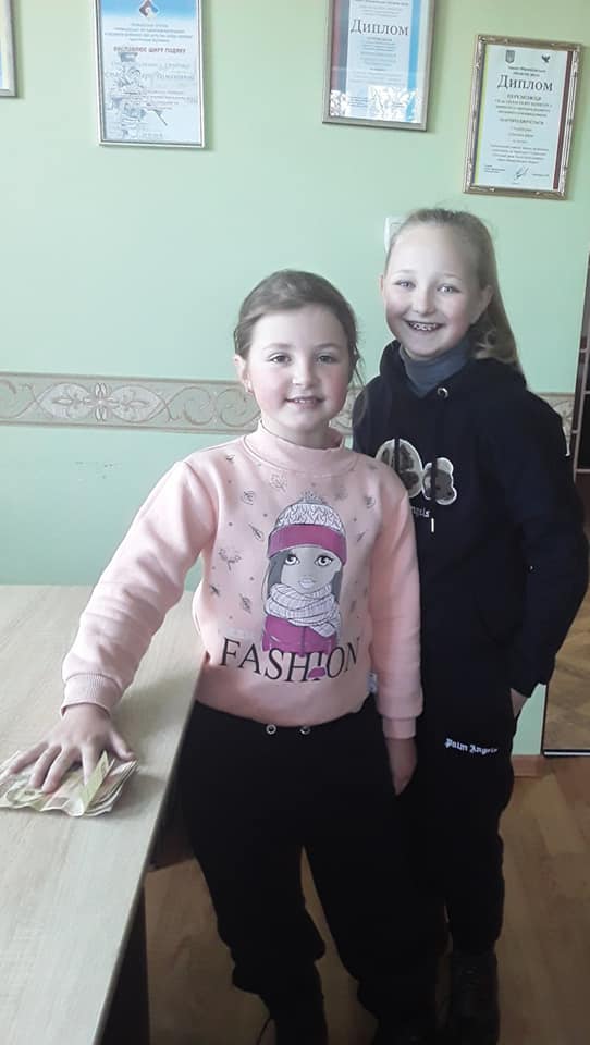 Учениці 4 класу місцевої гімназії Софія Михайлюк та Анастасія Цимбаліста виготовили  вироби із бісеру