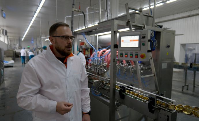 Тарас Лисенко 20 років працював у сфері кормів для тварин і ніколи не думав, що йому колись доведеться виготовляти консе