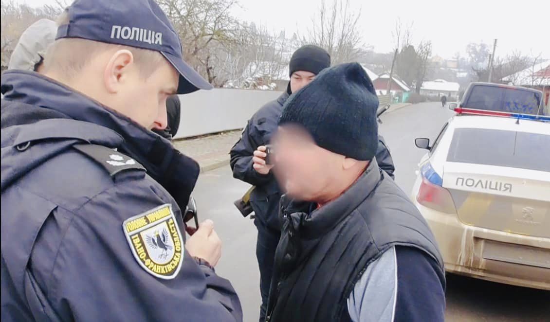 Керманич, щоб уникнути відповідальності, поклав готівку до службового авто поліції