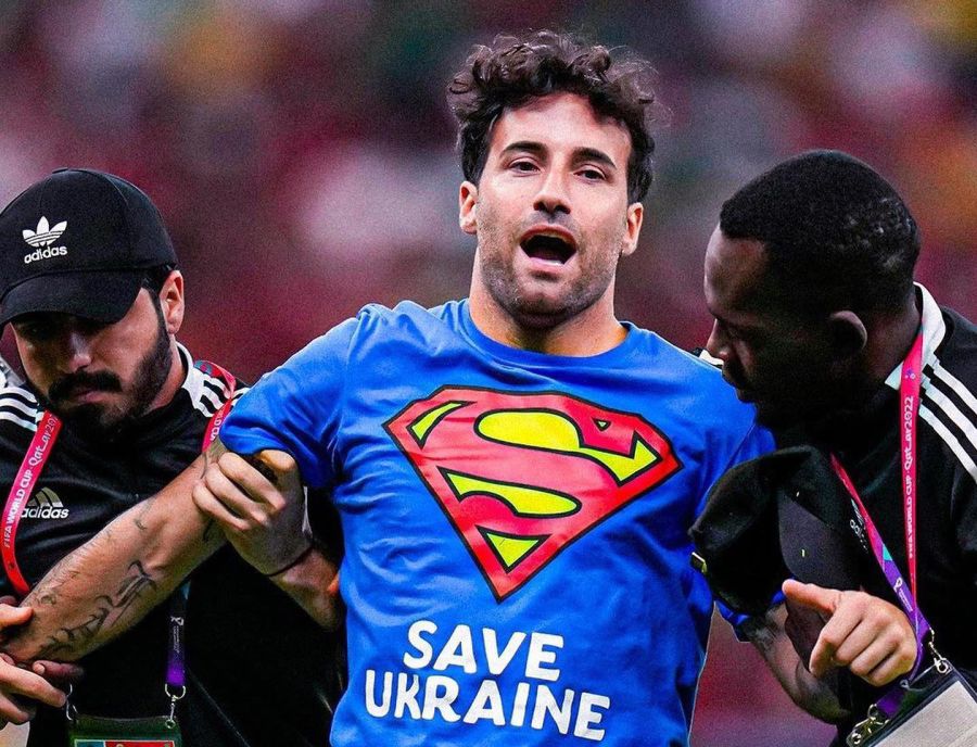 У березні Феррі допомагав українським жінкам з дітьми, які втікали від війни, евакуюватися до Польщі