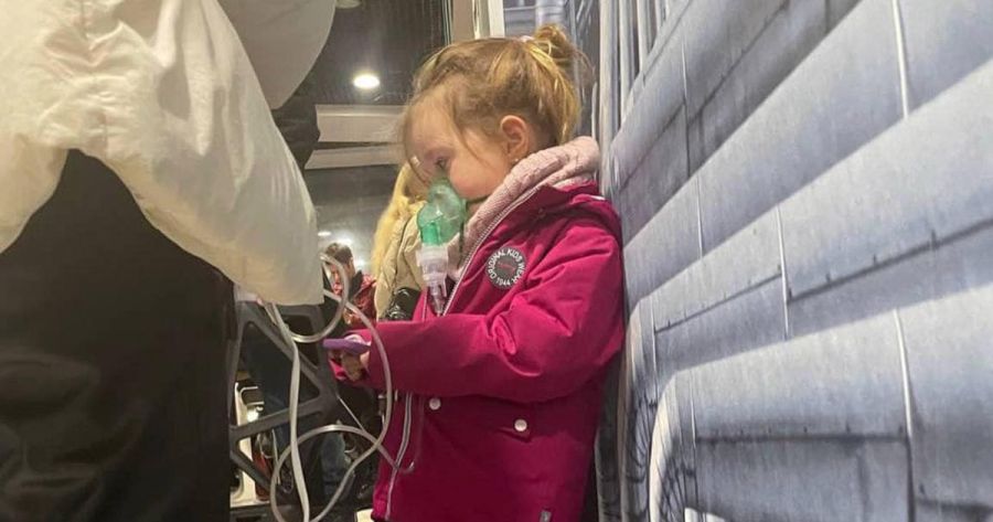 Після ракетних ударів росії по критичній інфраструктурі дівчинка робить інгаляцію на заправці, де є світло