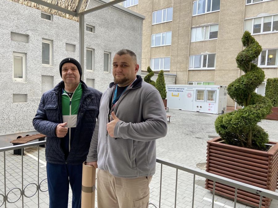 Вперше від 13 серпня Олександр Федорович пройшов кілька кроків без милиць.