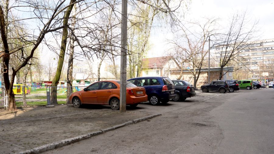 Ілюстроване фото. У дворі калушанина немає місця для паркування, тож він просить владу його виділити