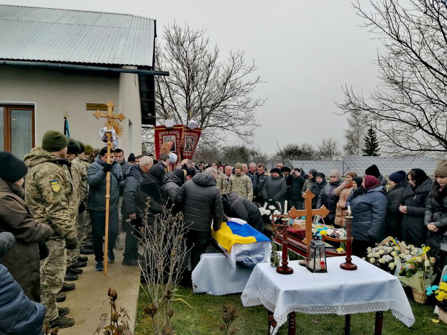Сотні людей зібралися, щоб віддати останню шану Героєві, який поліг в бою з окупантами