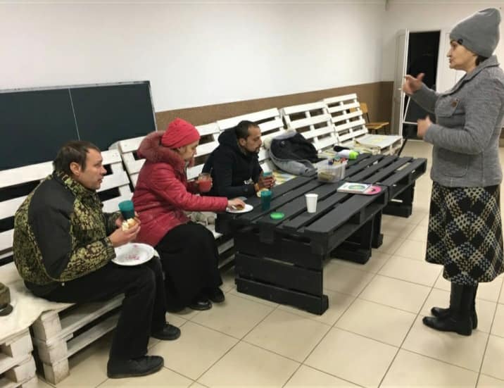 У пункті обігріву можна зігрітися, випити чаю або кави, з'їсти бутерброд та зарядити гаджети