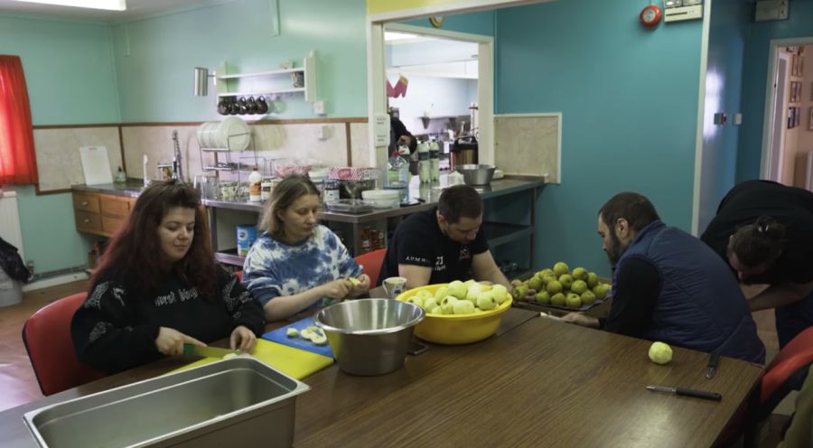 Нещодавно кухар 27-ї УАЕ Олег Курус влаштував на станції флешмоб з переробки яблук