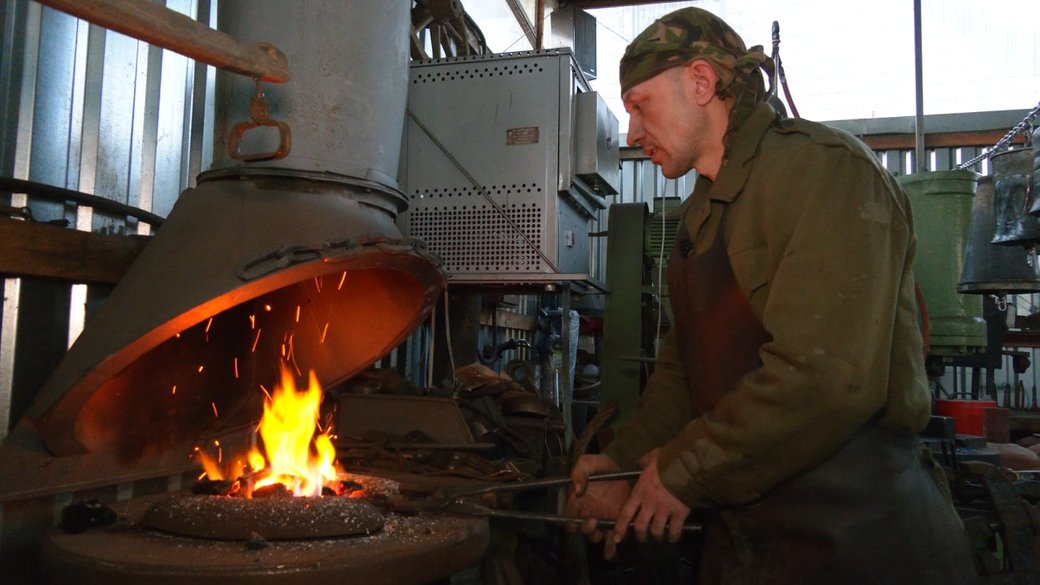 На новорічні свята калушани зможуть побачити зроблені майстром дзвони на площі Героїв.