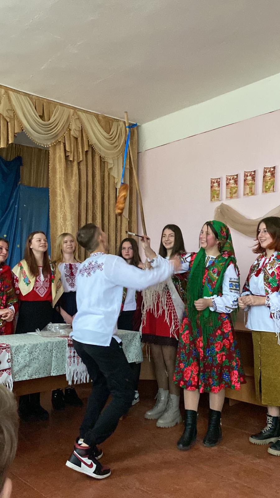 Програма виступу була цікавою і пізнавальною, з веселими піснями, колядками, щедрою гостиною.