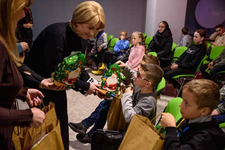Очільниця Прикарпаття завітала до дітей із подарунками — 
солодощами і канцелярським приладдям