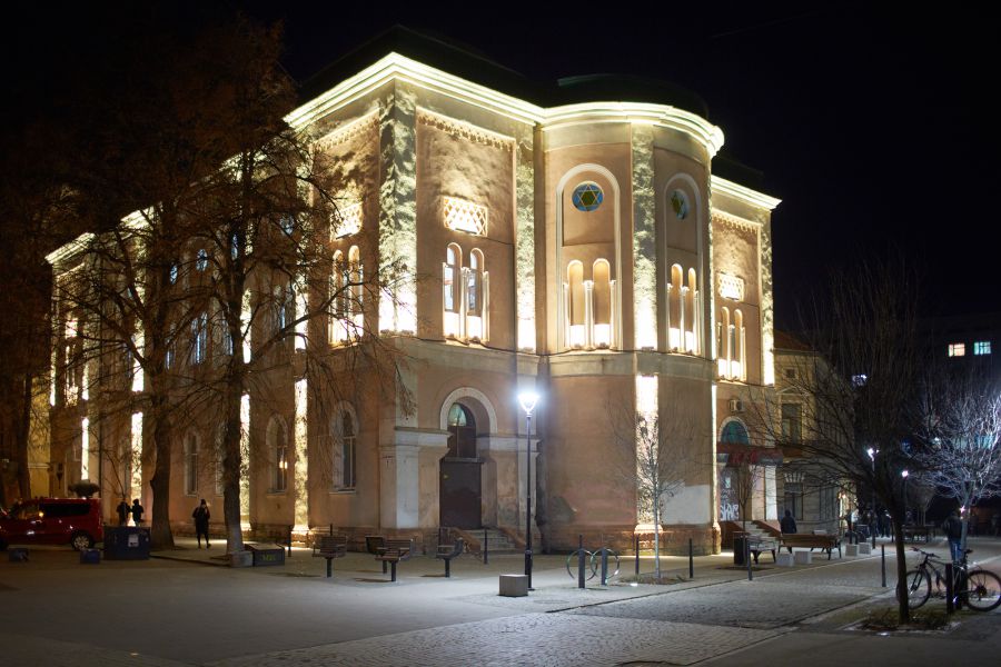 Синагогу підсвітили тимчасово з нагоди єврейського фестивалю