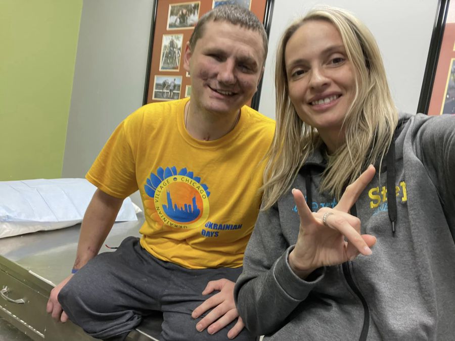 Андрій Насада з Негівців із головою благодійного фонду "Revived Soldiers Ukraine" Іриною Ващук Дісіпіо