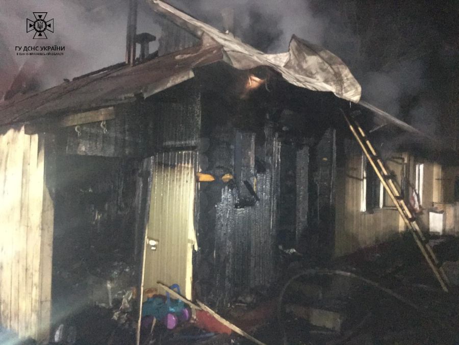 Жінка самотужки врятувала двох своїх дітей, 2021 та 2013 років народження, передавши їх через вікно сусідам