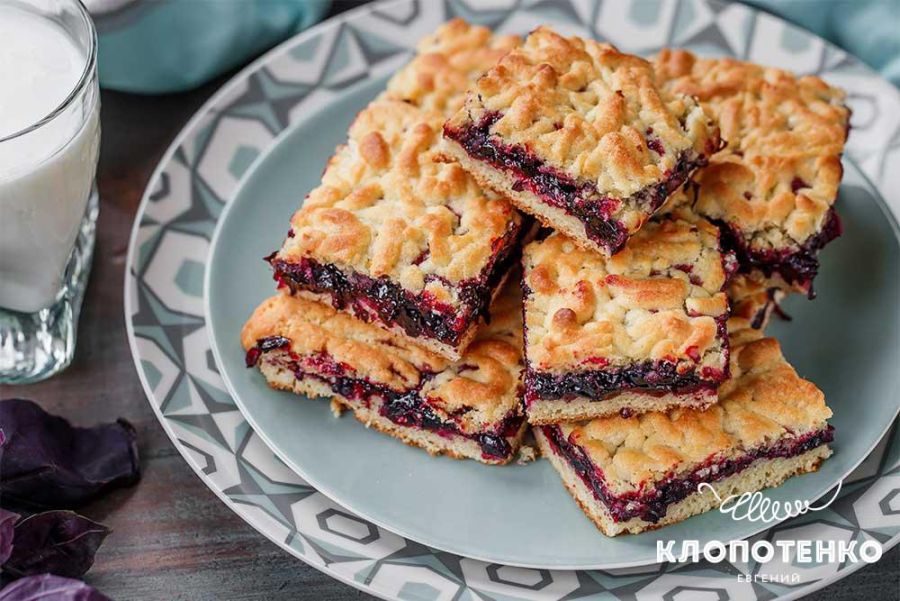 Готовому пирогу дайте трохи охолонути і наріжте порційними шматочками.