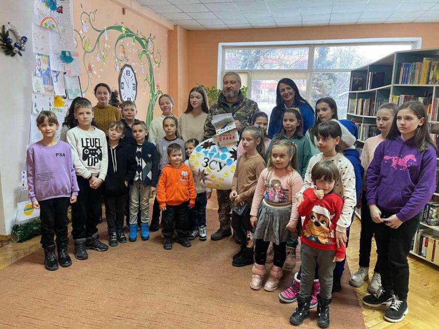 "Кульку побажань для ЗСУ" діти передали військовослужбовцю 79 батальйону 102 бригади Миколі Білоусу