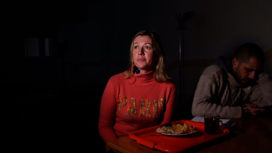 Яна Михайлова з Харкова з дитиною харчується у Калуському ліцеї №2