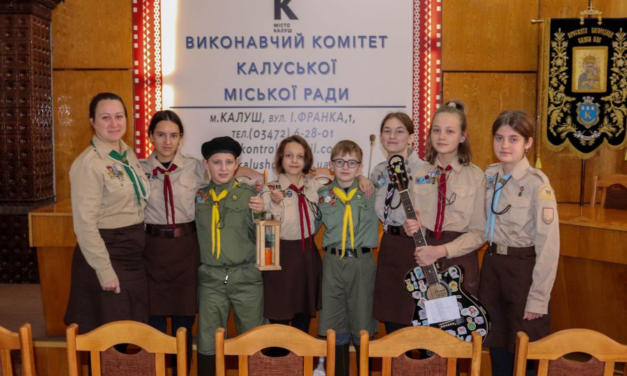 Вогонь Миру — це світло Перемоги! — впевнені калуські пластуни. Фото: Калуська міська рада