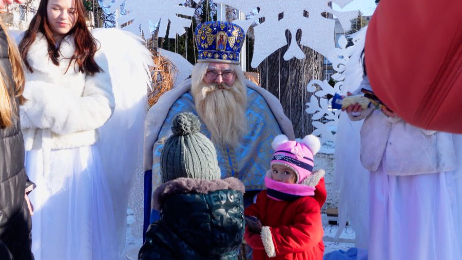 Калушан вітав на ярмарку і дарував солодощі святий Миколай