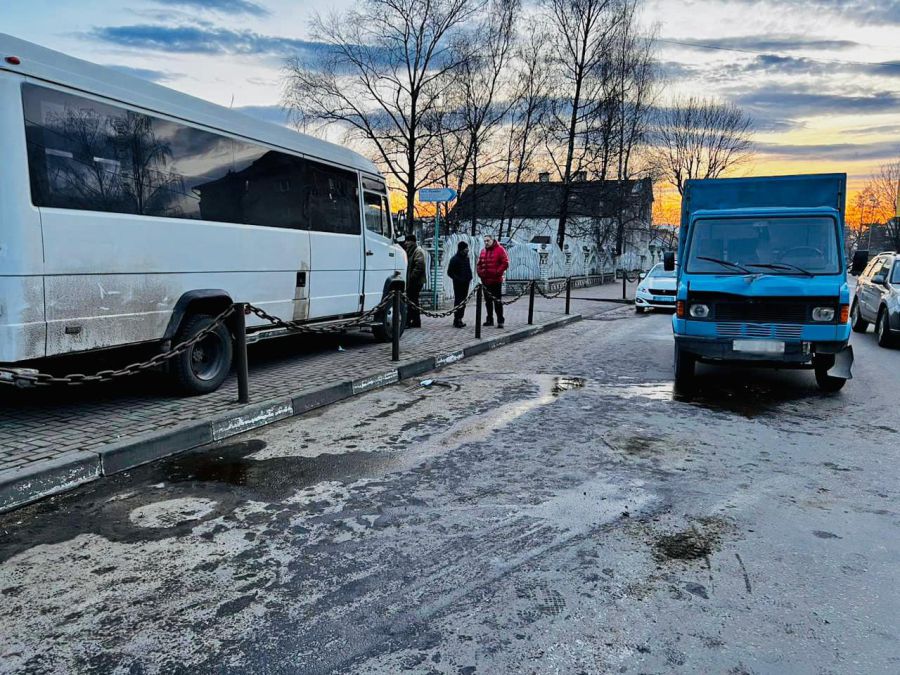 Водій мікроавтобуса виїхав на зустрічну смугу руху, де зіткнувся з припаркованим автомобілем Volkswagen Transporter