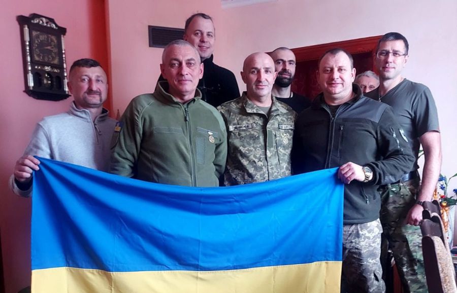 Микола Соснов (другий зліва) та Юрій Тихан (по центру) захищають Україну на передовій