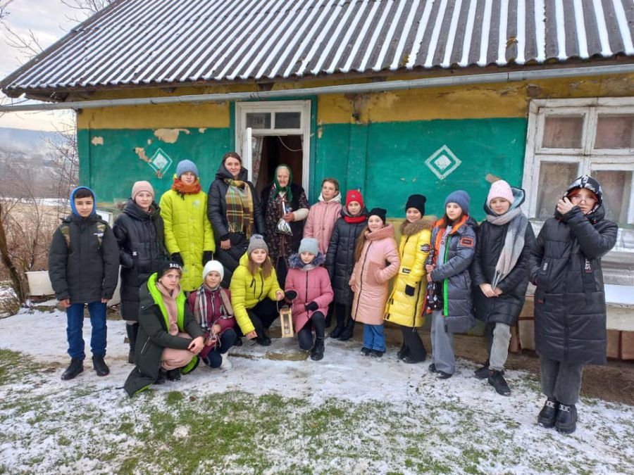 Пластуни відвідали стареньких і самотніх