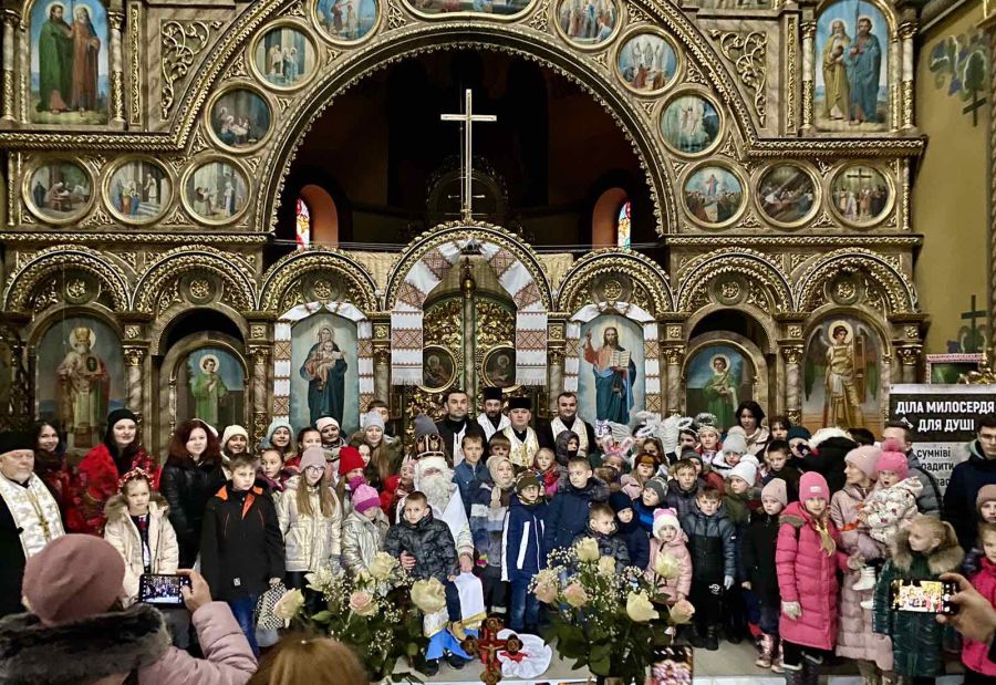 Опісля до святині завітав святий Миколай, який роздавав подарунки та гуманітарну допомогу