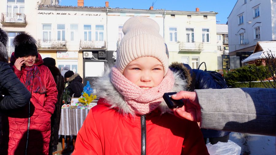 Віка з Запорізької області придбала в Калуші подарунки для батька, який служить у ЗСУ