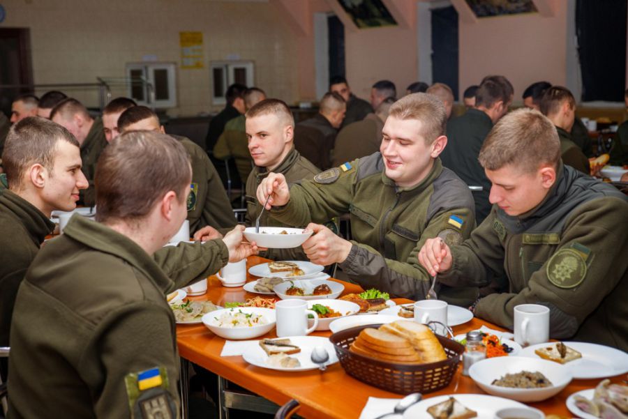 Кухарі військової частини приготували традиційних 12 пісних страв