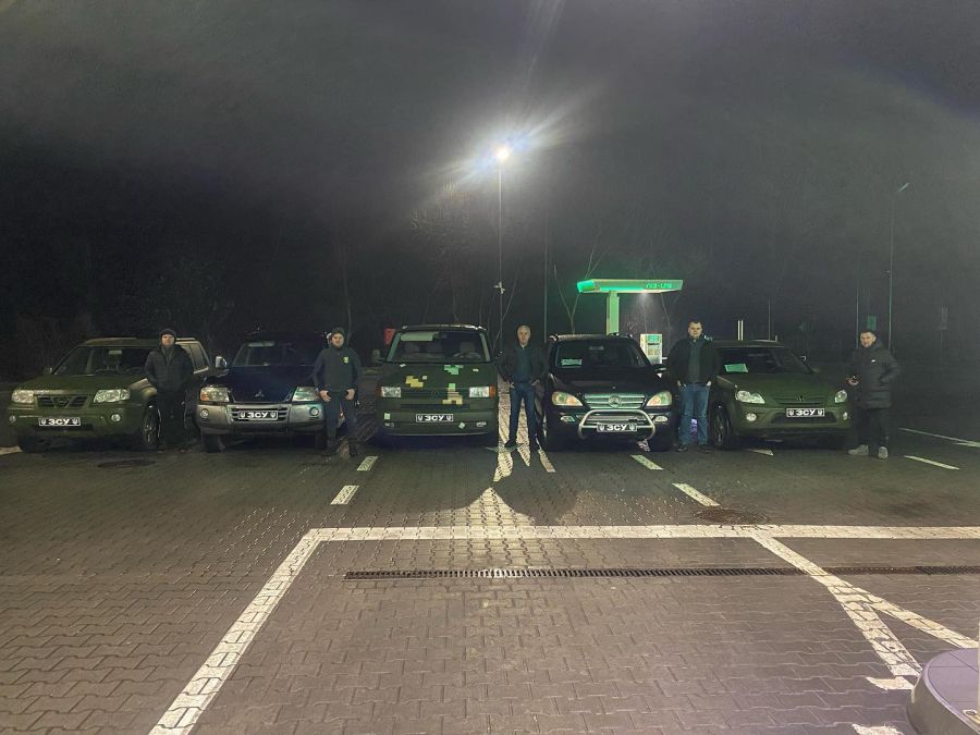 Волонтери з Новицької громади та благодійний фонд "Мирне небо" придбали три автівки для захисників України