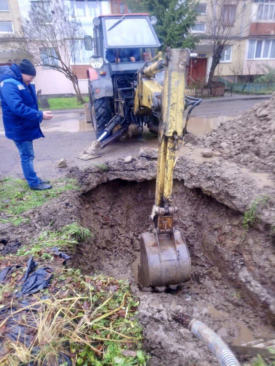 Ілюстроване фото. На вулиці Пушкіна, 3 прорвало теплотрасу