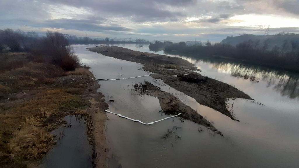 На Лімниці спостерігаються незначні масляні плями, однак їхня площа на 80% менша порівняно з попередньою добою