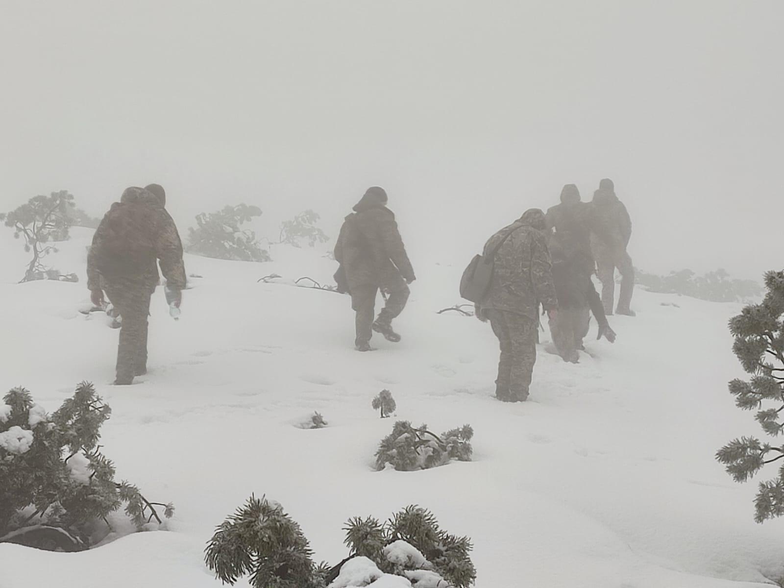 Затримані повідомили, що разом із ними було ще четверо чоловіків, які зникли з їх поля зору.