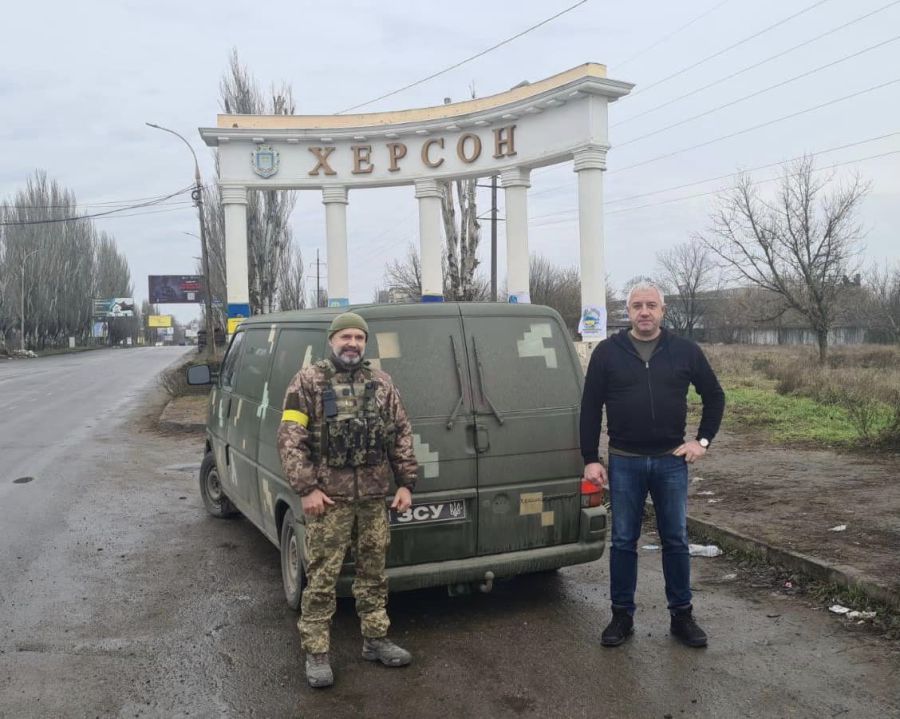 Оборонці Херсону отримали автівку з Калущини
