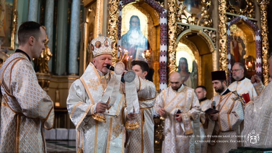 Своїм співом богослужіння супроводжував Архікатедральний хор «Воскресіння».