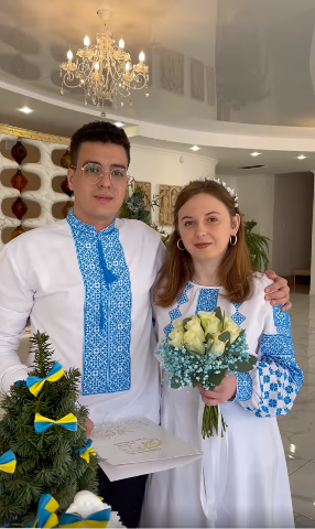 Молоде подружжя привітали всіх з Новим роком та Різдвом Христовим
