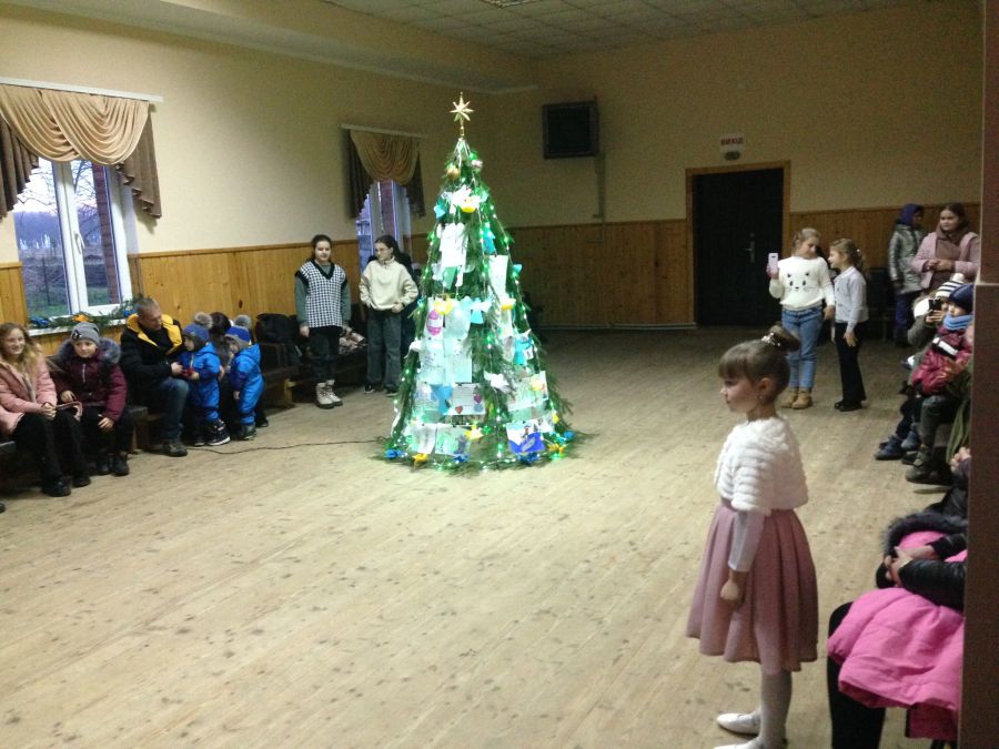 Ялинка Перемоги прикрашена патріотичними малюнками, які малювали діти