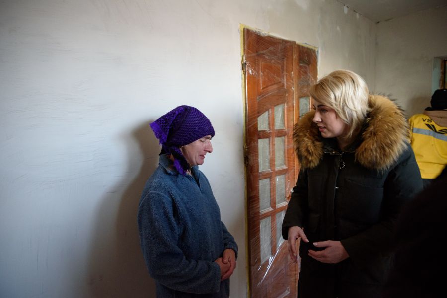  У будинку родини протягом декількох днів працюють робітники, щоб повністю відновити житло 