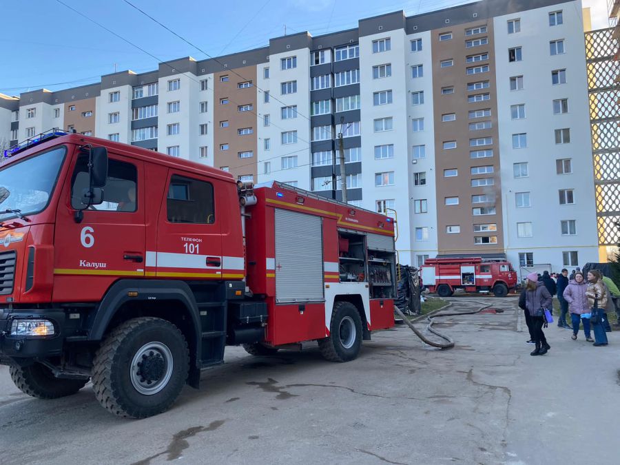 Потерпілих наслідок пожежі немає. Причина пожежі та завдані матеріальні збитки встановлюються