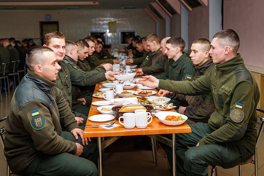 За спільним столом зібралися офіцери та строковики, мобілізовані й військовослужбовці за контрактом