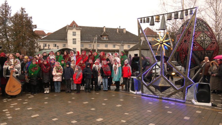 Карильйон у вигляді герба прикрасили дві рухомі підсвічені "вифлеємські зірки"