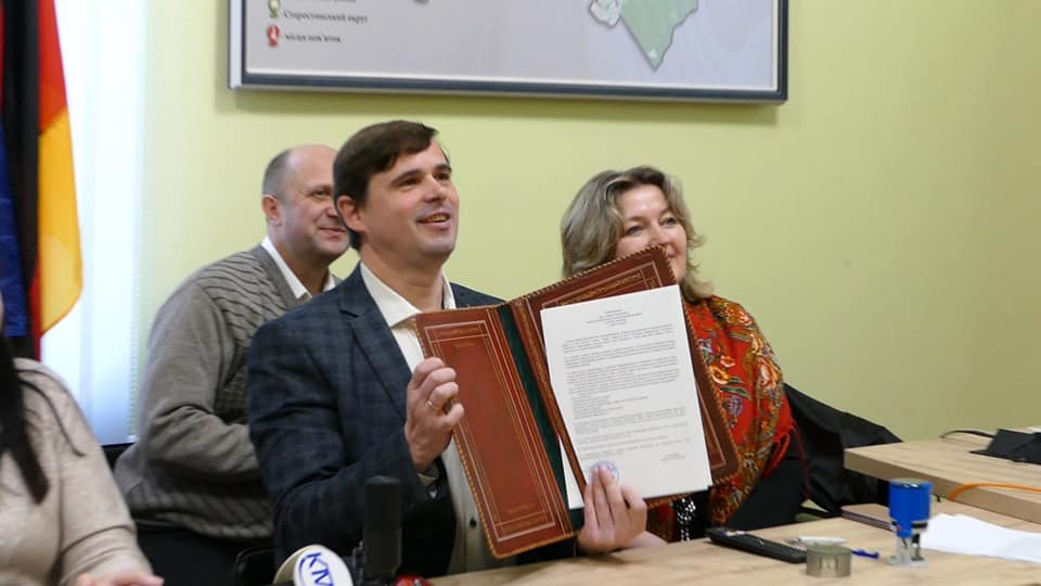 Документ формально передбачає співробітництво наших громад у багатьох сферах.

